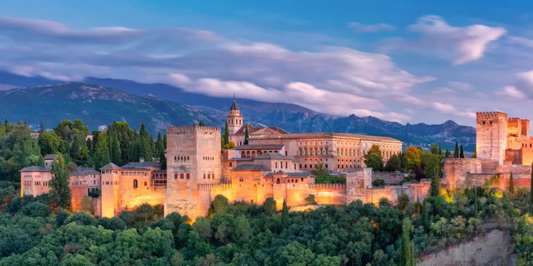 Vista panorámica de la Alhambra y el Albaicín al atardecer