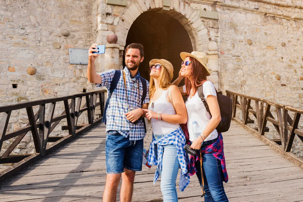 Grupo reducido con guía local haciendo un selfie conjunto en las puertas de la Alhambra en Granada